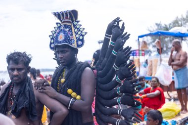 Varanasi, Uttar Pradesh, Hindistan - 20 Mart 2024: Masan Holi, Masan Holi, Masan Holi, Harishchandra ghat 'taki masaan holi kutlamaları sırasında tanrıça Kali olarak resmedilen bir kadın ressamın portresi.