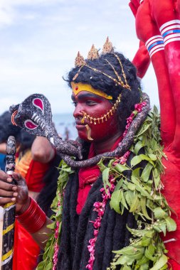 Varanasi, Uttar Pradesh, Hindistan - 20 Mart 2024: Masan Holi, Masan Holi, Masan Holi, Harishchandra ghat 'taki masaan holi kutlamaları sırasında tanrıça Kali olarak resmedilen bir kadın ressamın portresi.