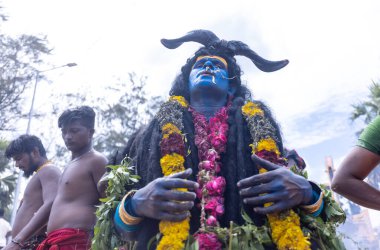 Varanasi, Uttar Pradesh, Hindistan - 20 Mart 2024: Masan Holi, Masan Holi, Masan Holi, Harishchandra ghat 'taki masaan holi kutlamaları sırasında tanrıça Kali olarak resmedilen bir kadın ressamın portresi.
