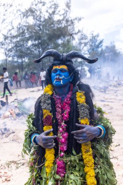 Varanasi, Uttar Pradesh, Hindistan - 20 Mart 2024: Masan Holi, Masan Holi, Masan Holi, Harishchandra ghat 'taki masaan holi kutlamaları sırasında tanrıça Kali olarak resmedilen bir kadın ressamın portresi.