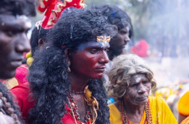 Varanasi, Uttar Pradesh, Hindistan - 20 Mart 2024: Masan Holi, Masan Holi, Masan Holi, Harishchandra ghat 'taki masaan holi kutlamaları sırasında tanrıça Kali olarak resmedilen bir kadın ressamın portresi.