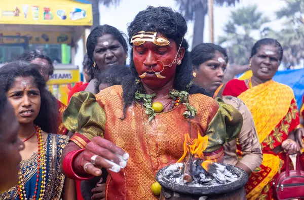 Kulashekharapatnam, Tamilnadu, Hindistan - 12 Ekim 2024: Kulasai, Hint Hindu ressam portresi ve kulasai dasara festivalinin ayinlerini gerçekleştirmek için bir tarikat karakteri gibi giyinmiş.