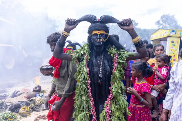 Kulashekharapatnam, Tamilnadu, Hindistan - 12 Ekim 2024: Kulasai, Hint Hindu ressam portresi ve kulasai dasara festivalinin ayinlerini gerçekleştirmek için bir tarikat karakteri gibi giyinmiş.