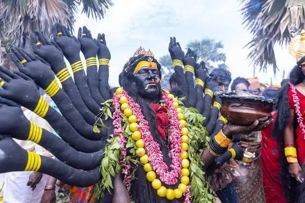 Bikaner, Rajasthan, Hindistan - 15 Ocak 2023: Bikaner 'deki çöl zemininde süslü develerin portresi.