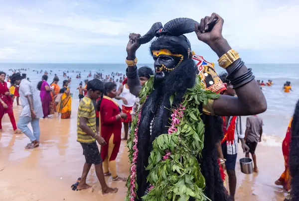 Varanasi, Uttar Pradesh, Hindistan - 20 Mart 2024: Masan Holi, Masan Holi, Masan Holi, Harishchandra ghat 'taki masaan holi kutlamaları sırasında tanrıça Kali olarak resmedilen bir kadın ressamın portresi.