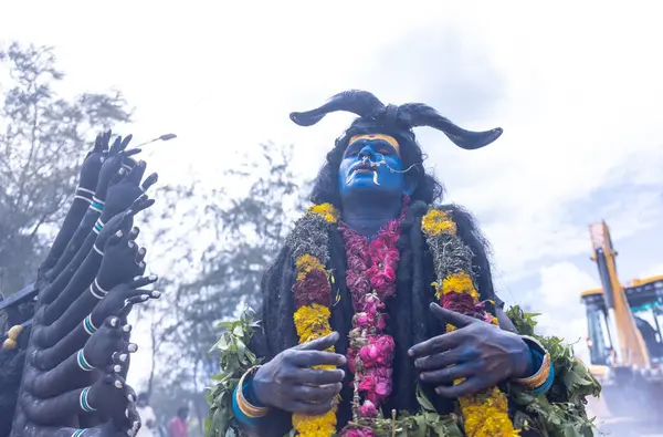 Varanasi, Uttar Pradesh, Hindistan - 20 Mart 2024: Masan Holi, Masan Holi, Masan Holi, Harishchandra ghat 'taki masaan holi kutlamaları sırasında tanrıça Kali olarak resmedilen bir kadın ressamın portresi.