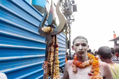 Varanasi, Uttar Pradesh, Hindistan - 20 Mart 2024: Masan Holi, Masan Holi, Masan Holi, Harishchandra ghat 'taki masaan holi kutlamaları sırasında tanrıça Kali olarak resmedilen bir kadın ressamın portresi.