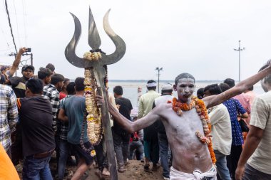 Varanasi, Uttar Pradesh, Hindistan - 20 Mart 2024: Masan Holi, Masan Holi, Masan Holi, Harishchandra ghat 'taki masaan holi kutlamaları sırasında tanrıça Kali olarak resmedilen bir kadın ressamın portresi.