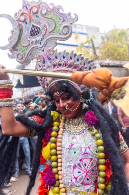 Varanasi, Uttar Pradesh, Hindistan - 20 Mart 2024: Masan Holi, Masan Holi, Masan Holi, Harishchandra ghat 'taki masaan holi kutlamaları sırasında tanrıça Kali olarak resmedilen bir kadın ressamın portresi.