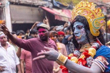 Varanasi, Uttar Pradesh, Hindistan - 20 Mart 2024: Masan Holi, Masan Holi, Masan Holi, Harishchandra ghat 'taki masaan holi kutlamaları sırasında tanrıça Kali olarak resmedilen bir kadın ressamın portresi.