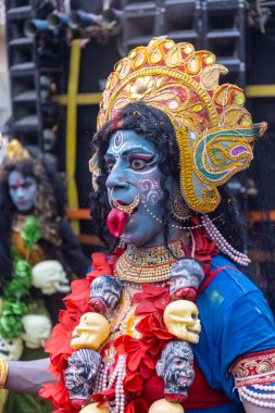 Varanasi, Uttar Pradesh, Hindistan - 20 Mart 2024: Masan Holi, Masan Holi, Masan Holi, Harishchandra ghat 'taki masaan holi kutlamaları sırasında tanrıça Kali olarak resmedilen bir kadın ressamın portresi.