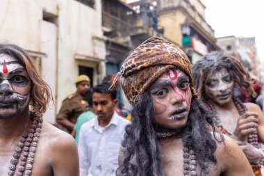 Varanasi, Uttar Pradesh, Hindistan - 20 Mart 2024: Masan Holi, Masan Holi, Masan Holi, Harishchandra ghat 'taki masaan holi kutlamaları sırasında tanrıça Kali olarak resmedilen bir kadın ressamın portresi.