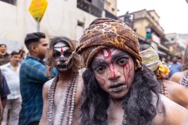 Varanasi, Uttar Pradesh, Hindistan - 20 Mart 2024: Masan Holi, Masan Holi, Masan Holi, Harishchandra ghat 'taki masaan holi kutlamaları sırasında tanrıça Kali olarak resmedilen bir kadın ressamın portresi.