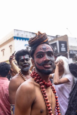 Varanasi, Uttar Pradesh, Hindistan - 20 Mart 2024: Masan Holi, Masan Holi, Masan Holi, Harishchandra ghat 'taki masaan holi kutlamaları sırasında tanrıça Kali olarak resmedilen bir kadın ressamın portresi.