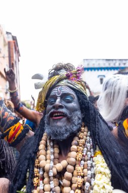Varanasi, Uttar Pradesh, Hindistan - 20 Mart 2024: Masan Holi, Masan Holi, Masan Holi, Harishchandra ghat 'taki masaan holi kutlamaları sırasında tanrıça Kali olarak resmedilen bir kadın ressamın portresi.