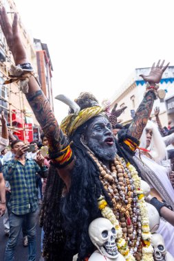 Varanasi, Uttar Pradesh, Hindistan - 20 Mart 2024: Masan Holi, Masan Holi, Masan Holi, Harishchandra ghat 'taki masaan holi kutlamaları sırasında tanrıça Kali olarak resmedilen bir kadın ressamın portresi.