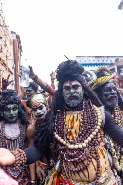 Varanasi, Uttar Pradesh, Hindistan - 20 Mart 2024: Masan Holi, Masan Holi, Masan Holi, Harishchandra ghat 'taki masaan holi kutlamaları sırasında tanrıça Kali olarak resmedilen bir kadın ressamın portresi.