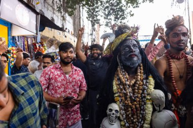 Varanasi, Uttar Pradesh, Hindistan - 20 Mart 2024: Masan Holi, Masan Holi, Masan Holi, Harishchandra ghat 'taki masaan holi kutlamaları sırasında tanrıça Kali olarak resmedilen bir kadın ressamın portresi.