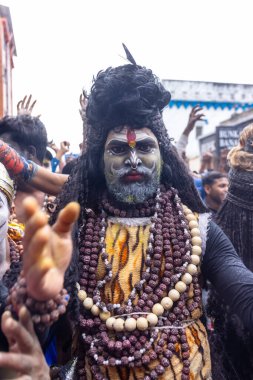 Varanasi, Uttar Pradesh, Hindistan - 20 Mart 2024: Masan Holi, Masan Holi, Masan Holi, Harishchandra ghat 'taki masaan holi kutlamaları sırasında tanrıça Kali olarak resmedilen bir kadın ressamın portresi.