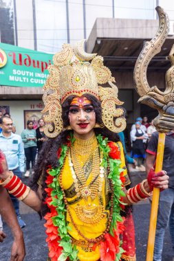 Varanasi, Uttar Pradesh, Hindistan - 20 Mart 2024: Masan Holi, Masan Holi, Masan Holi, Harishchandra ghat 'taki masaan holi kutlamaları sırasında tanrıça Kali olarak resmedilen bir kadın ressamın portresi.