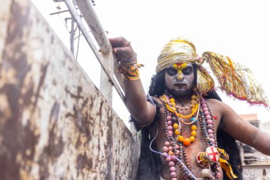 Varanasi, Uttar Pradesh, Hindistan - 20 Mart 2024: Masan Holi, Masan Holi, Masan Holi, Harishchandra ghat 'taki masaan holi kutlamaları sırasında tanrıça Kali olarak resmedilen bir kadın ressamın portresi.