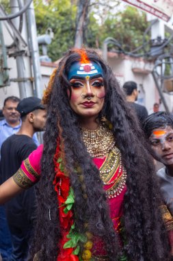 Varanasi, Uttar Pradesh, Hindistan - 20 Mart 2024: Masan Holi, Masan Holi, Masan Holi, Harishchandra ghat 'taki masaan holi kutlamaları sırasında tanrıça Kali olarak resmedilen bir kadın ressamın portresi.