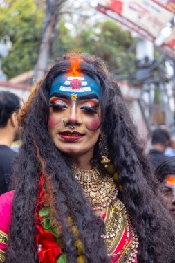 Varanasi, Uttar Pradesh, Hindistan - 20 Mart 2024: Masan Holi, Masan Holi, Masan Holi, Harishchandra ghat 'taki masaan holi kutlamaları sırasında tanrıça Kali olarak resmedilen bir kadın ressamın portresi.