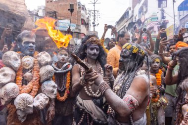 Varanasi, Uttar Pradesh, Hindistan - 20 Mart 2024: Masan Holi, Masan Holi, Masan Holi, Harishchandra ghat 'taki masaan holi kutlamaları sırasında tanrıça Kali olarak resmedilen bir kadın ressamın portresi.