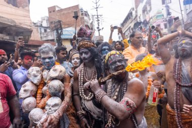 Varanasi, Uttar Pradesh, Hindistan - 20 Mart 2024: Masan Holi, Masan Holi, Masan Holi, Harishchandra ghat 'taki masaan holi kutlamaları sırasında tanrıça Kali olarak resmedilen bir kadın ressamın portresi.