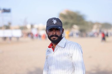 Bikaner, Rajasthan, Hindistan - 15 Ocak 2023: Deve Festivali, sakallı ve bıyıklı genç bir Rajasthani erkek portresi.