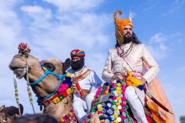 Bikaner, Rajasthan, Hindistan - 15 Ocak 2023: Deve Festivali, sakallı ve bıyıklı genç bir Rajasthani erkek portresi.