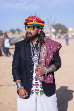 Bikaner, Rajasthan, Hindistan - 15 Ocak 2023: Deve Festivali, sakallı ve bıyıklı genç bir Rajasthani erkek portresi.