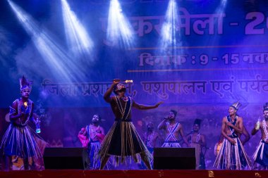 Puşkar, Rajasthan, Hindistan - 11 Kasım 2024: Folk dance, Afrika kıtasından bir grup erkek sanatçı geleneksel kabile kıyafetleriyle kültürel ateş dansı yapıyorlar.