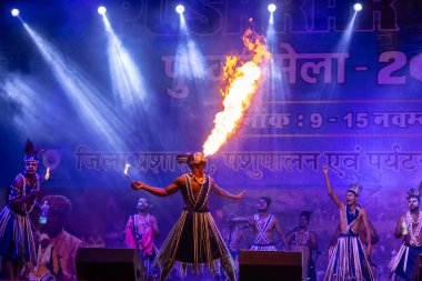 Puşkar, Rajasthan, Hindistan - 11 Kasım 2024: Folk dance, Afrika kıtasından bir grup erkek sanatçı geleneksel kabile kıyafetleriyle kültürel ateş dansı yapıyorlar.