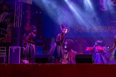 Puşkar, Rajasthan, Hindistan - 11 Kasım 2024: Folk dance, Afrika kıtasından bir grup erkek sanatçı geleneksel kabile kıyafetleriyle kültürel ateş dansı yapıyorlar.