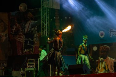 Puşkar, Rajasthan, Hindistan - 11 Kasım 2024: Folk dance, Afrika kıtasından bir grup erkek sanatçı geleneksel kabile kıyafetleriyle kültürel ateş dansı yapıyorlar.