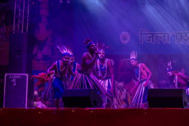 Puşkar, Rajasthan, Hindistan - 11 Kasım 2024: Folk dance, Afrika kıtasından bir grup erkek sanatçı geleneksel kabile kıyafetleriyle kültürel ateş dansı yapıyorlar.