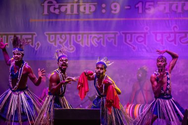 Puşkar, Rajasthan, Hindistan - 11 Kasım 2024: Folk dance, Afrika kıtasından bir grup erkek sanatçı geleneksel kabile kıyafetleriyle kültürel ateş dansı yapıyorlar.