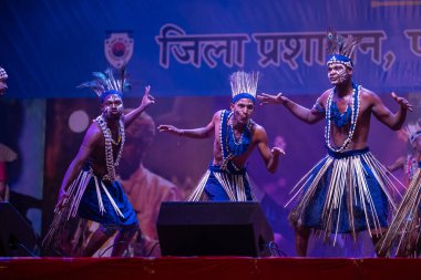 Puşkar, Rajasthan, Hindistan - 11 Kasım 2024: Folk dance, Afrika kıtasından bir grup erkek sanatçı geleneksel kabile kıyafetleriyle kültürel ateş dansı yapıyorlar.