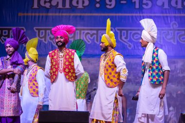 Puşkar, Rajasthan, Hindistan - 11 Kasım 2024: Folk dance, Afrika kıtasından bir grup erkek sanatçı geleneksel kabile kıyafetleriyle kültürel ateş dansı yapıyorlar.