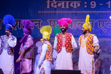 Puşkar, Rajasthan, Hindistan - 11 Kasım 2024: Folk dance, Afrika kıtasından bir grup erkek sanatçı geleneksel kabile kıyafetleriyle kültürel ateş dansı yapıyorlar.