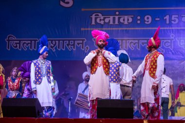Puşkar, Rajasthan, Hindistan - 11 Kasım 2024: Folk dance, Afrika kıtasından bir grup erkek sanatçı geleneksel kabile kıyafetleriyle kültürel ateş dansı yapıyorlar.