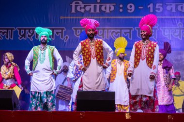 Puşkar, Rajasthan, Hindistan - 11 Kasım 2024: Folk dance, Afrika kıtasından bir grup erkek sanatçı geleneksel kabile kıyafetleriyle kültürel ateş dansı yapıyorlar.