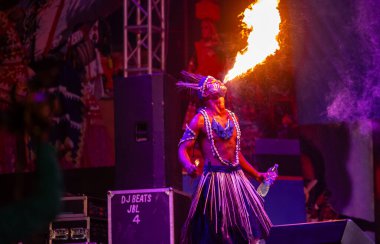 Puşkar, Rajasthan, Hindistan - 11 Kasım 2024: Folk dance, Afrika kıtasından bir grup erkek sanatçı geleneksel kabile kıyafetleriyle kültürel ateş dansı yapıyorlar.