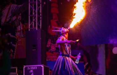 Puşkar, Rajasthan, Hindistan - 11 Kasım 2024: Folk dance, Afrika kıtasından bir grup erkek sanatçı geleneksel kabile kıyafetleriyle kültürel ateş dansı yapıyorlar.