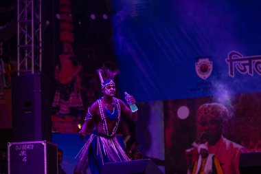 Puşkar, Rajasthan, Hindistan - 11 Kasım 2024: Folk dance, Afrika kıtasından bir grup erkek sanatçı geleneksel kabile kıyafetleriyle kültürel ateş dansı yapıyorlar.