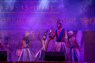 Puşkar, Rajasthan, Hindistan - 11 Kasım 2024: Folk dance, Afrika kıtasından bir grup erkek sanatçı geleneksel kabile kıyafetleriyle kültürel ateş dansı yapıyorlar.