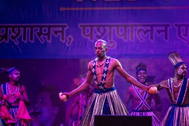 Puşkar, Rajasthan, Hindistan - 11 Kasım 2024: Folk dance, Afrika kıtasından bir grup erkek sanatçı geleneksel kabile kıyafetleriyle kültürel ateş dansı yapıyorlar.