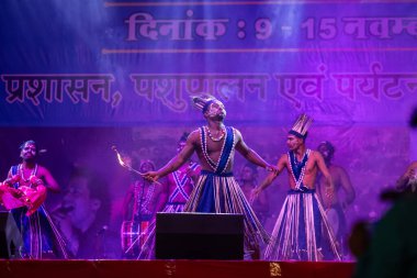 Puşkar, Rajasthan, Hindistan - 11 Kasım 2024: Folk dance, Afrika kıtasından bir grup erkek sanatçı geleneksel kabile kıyafetleriyle kültürel ateş dansı yapıyorlar.