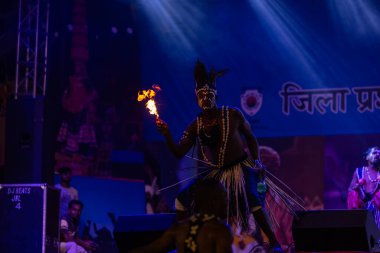 Puşkar, Rajasthan, Hindistan - 11 Kasım 2024: Folk dance, Afrika kıtasından bir grup erkek sanatçı geleneksel kabile kıyafetleriyle kültürel ateş dansı yapıyorlar.